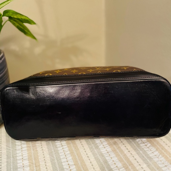 Louis Vuitton's Horizontal Lockit Bag - Picture 5 of 13